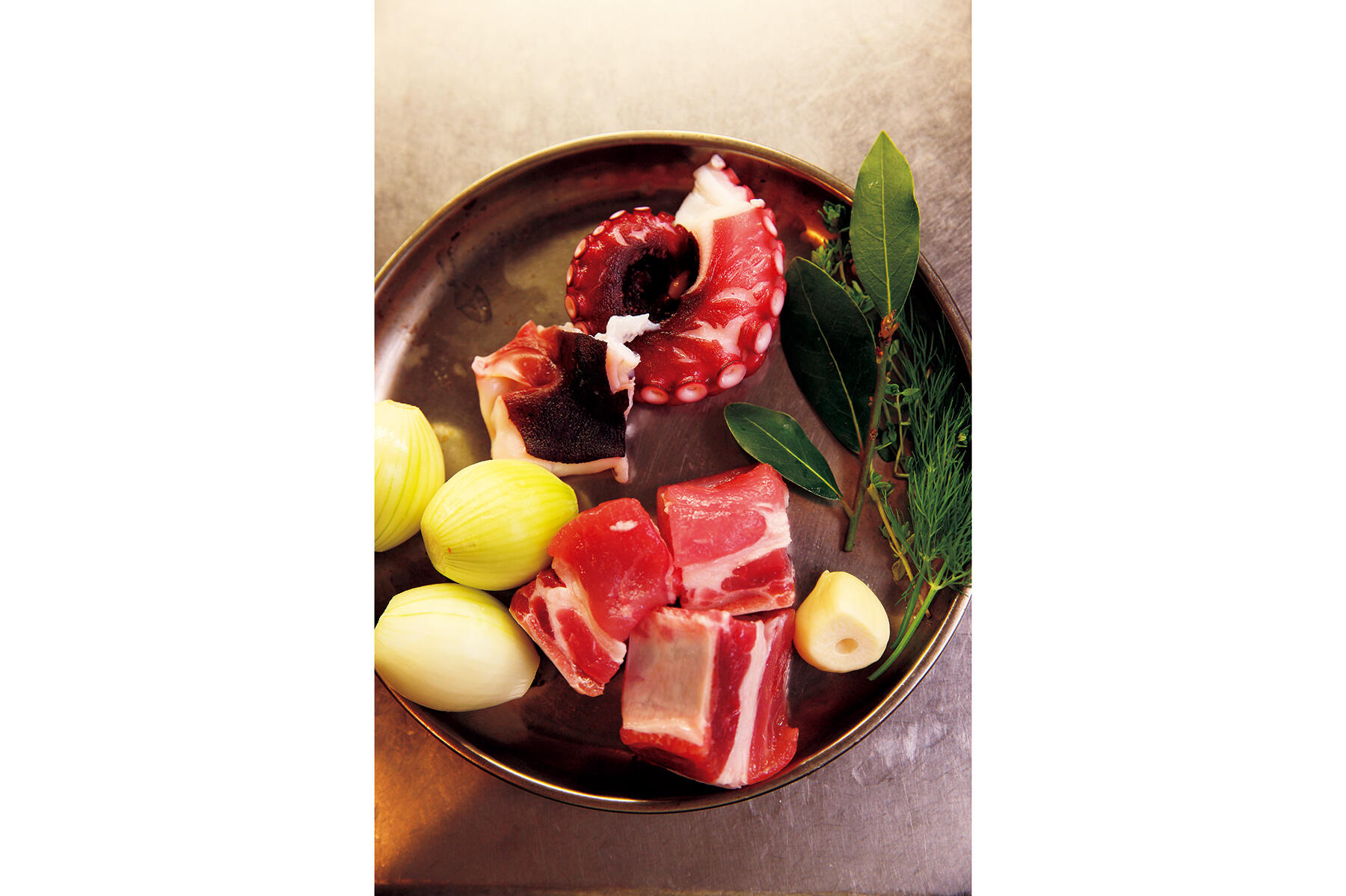 たこと豚肉を下準備する