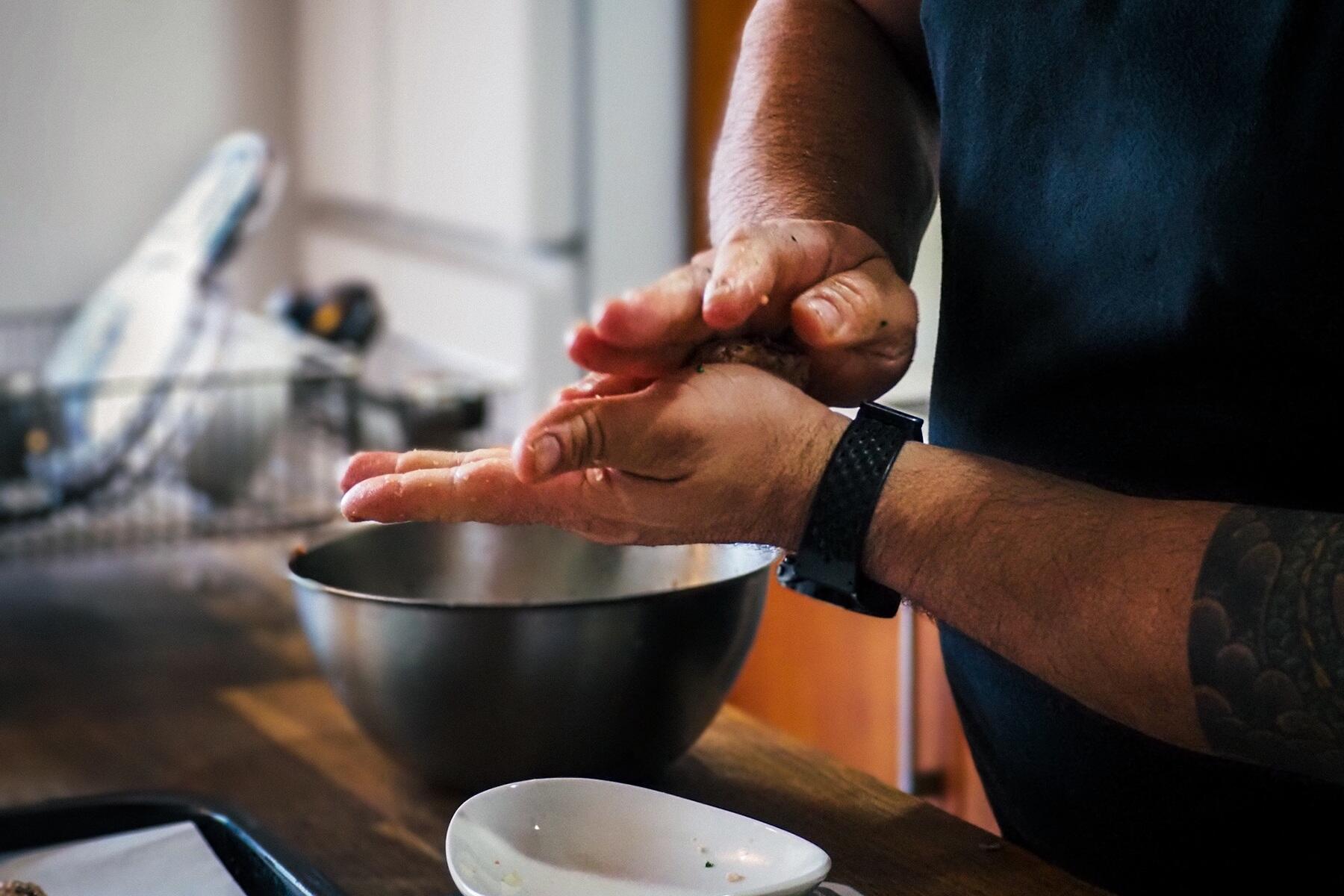 挽き肉を丸める
