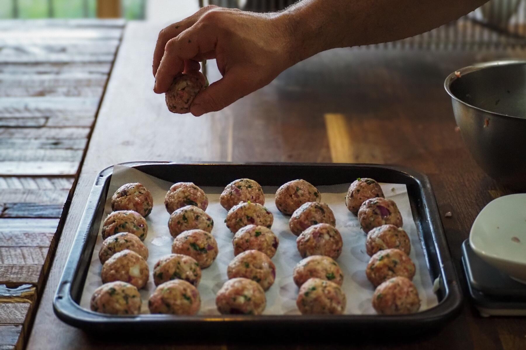 挽き肉を丸める