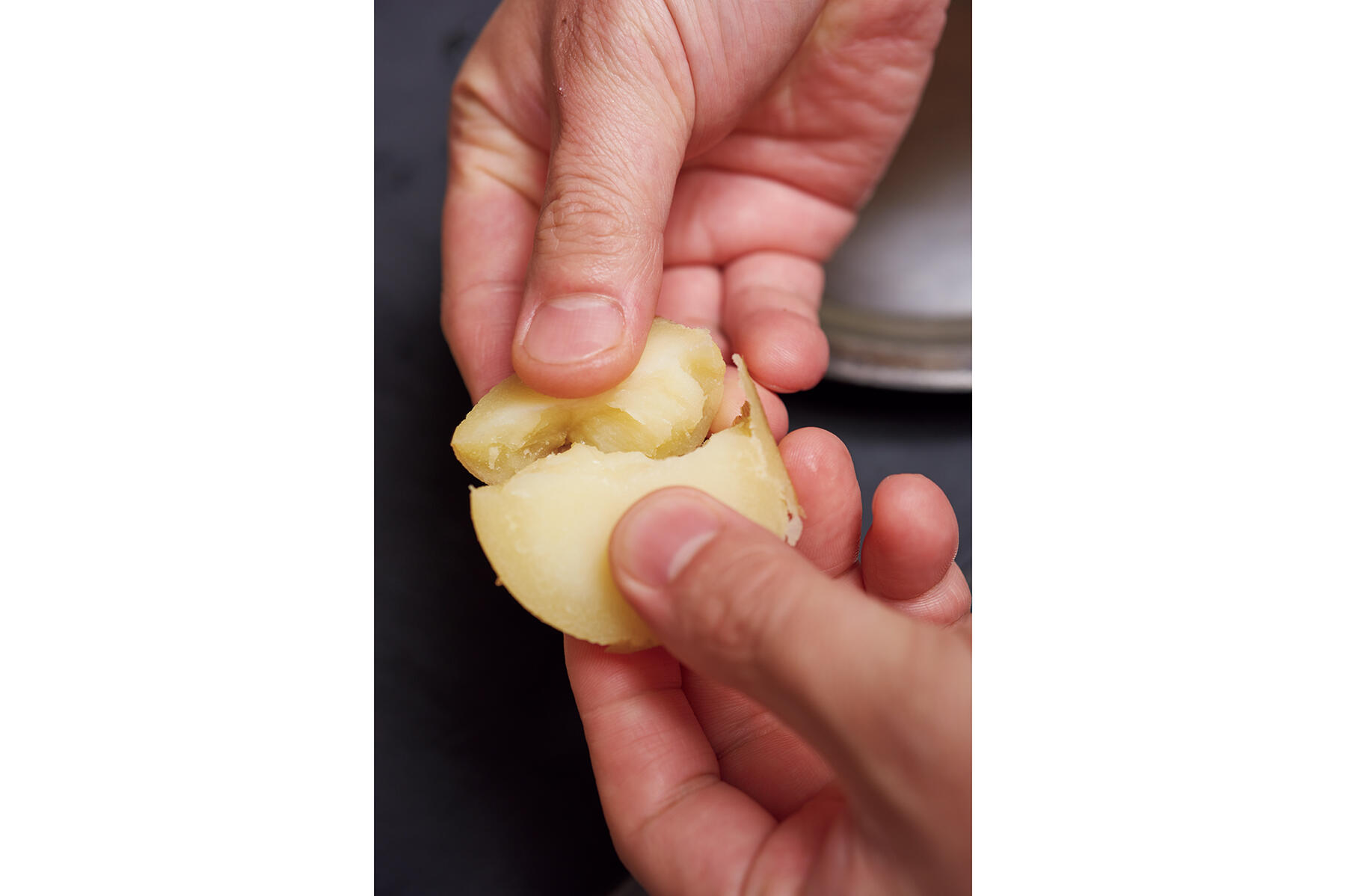 芋を切って手割りする 