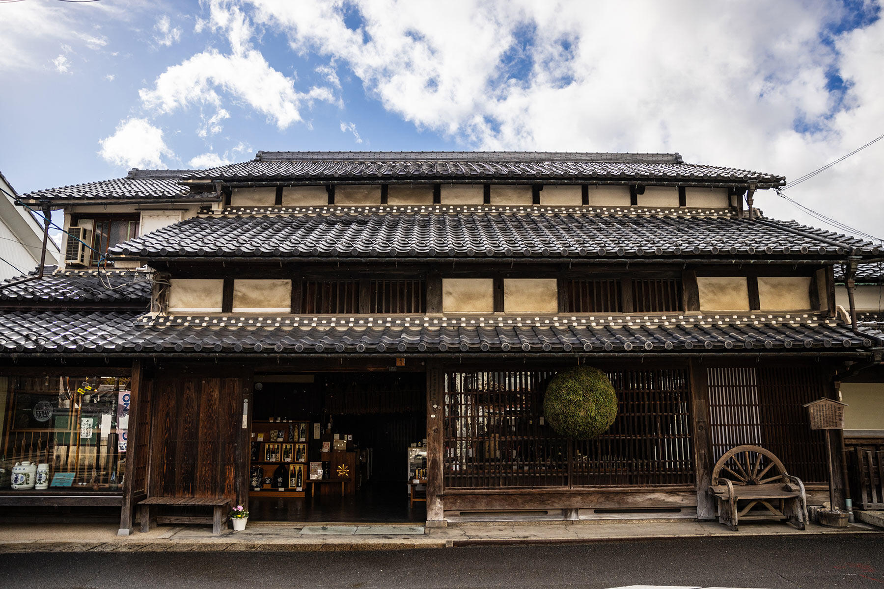 北國街道沿いに建つ冨田酒造