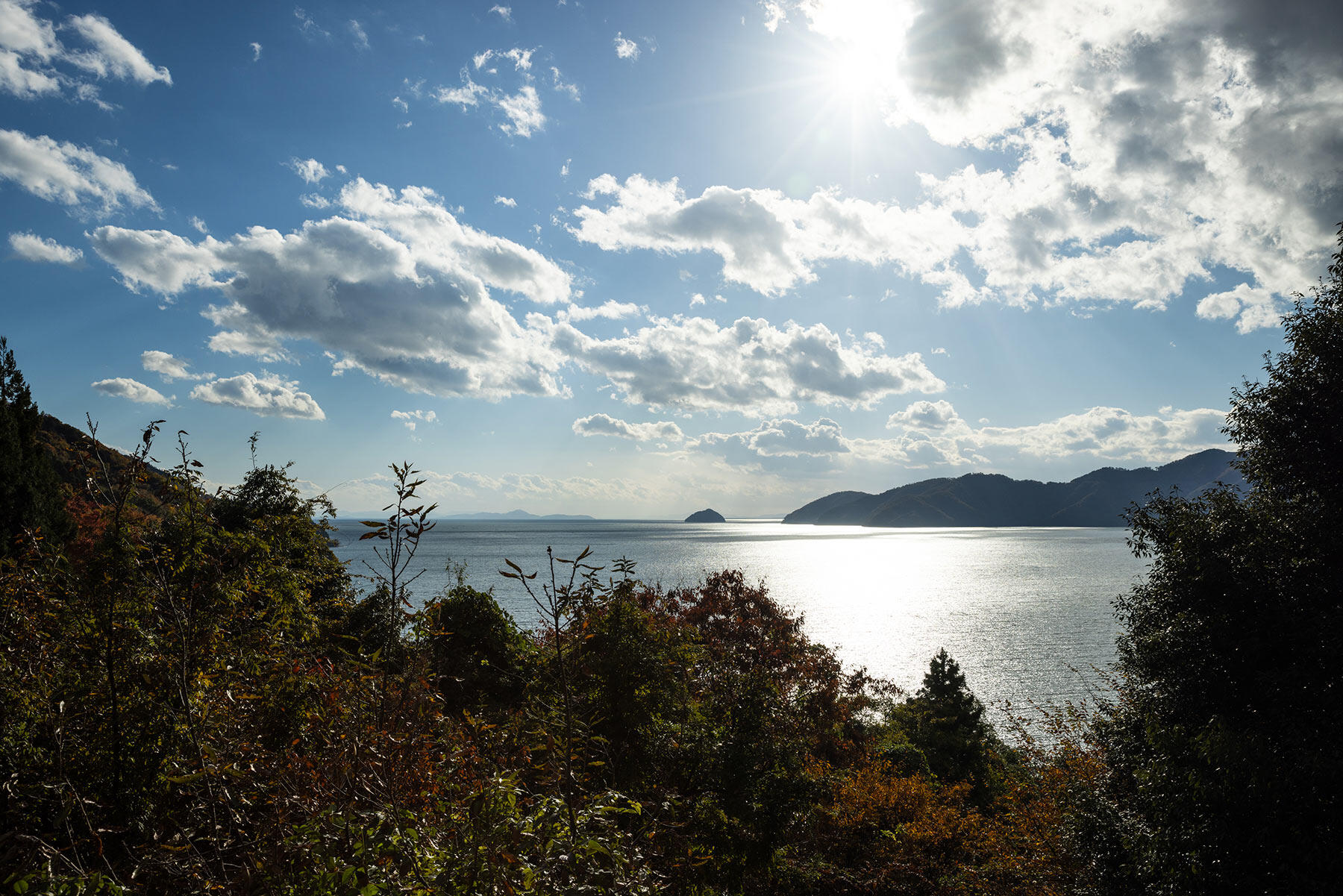 蔵から程近い賤ヶ岳の山中からは余呉湖と琵琶湖が見渡せる