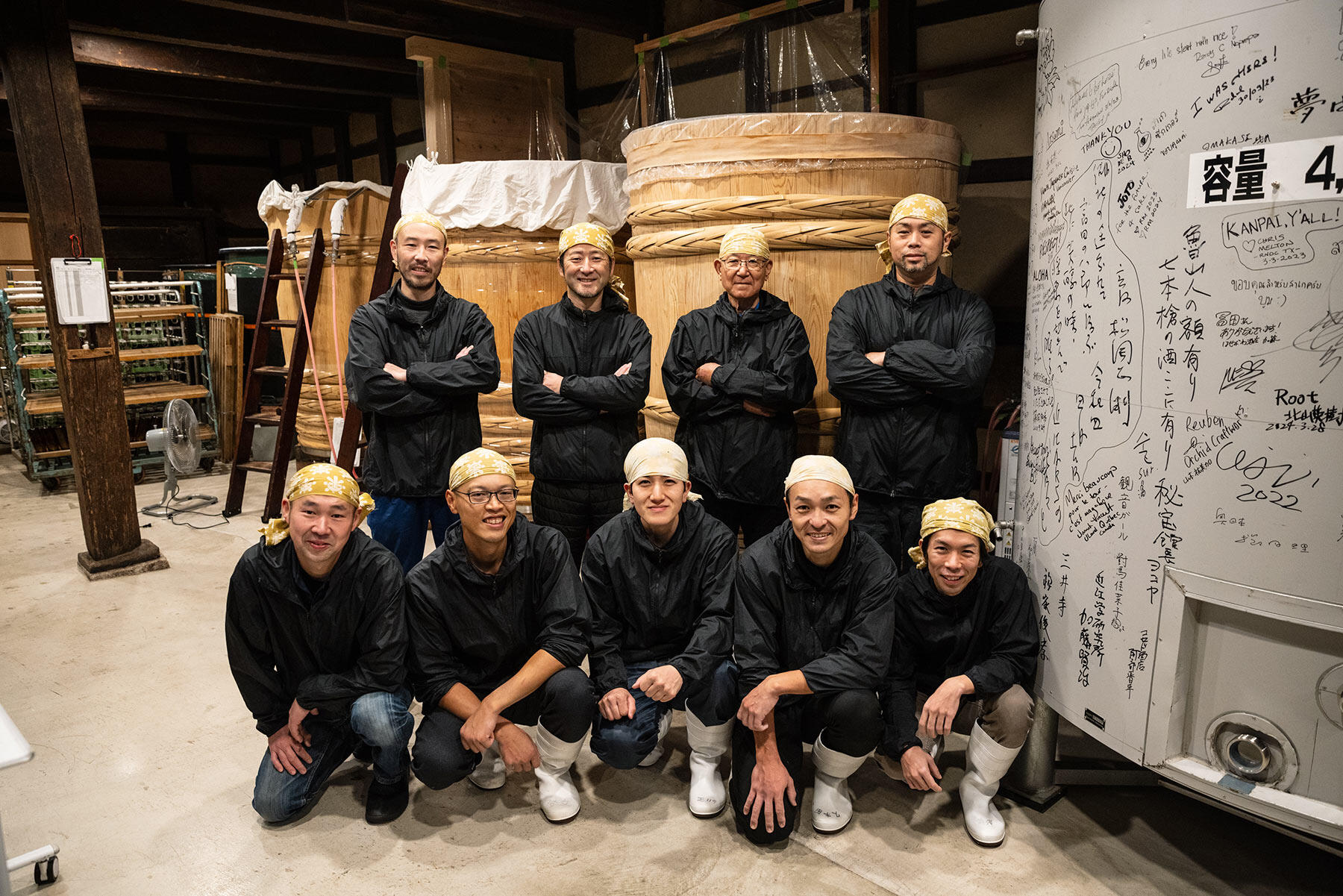 コミュニケーションをとりながら共同作業を進めていく面々