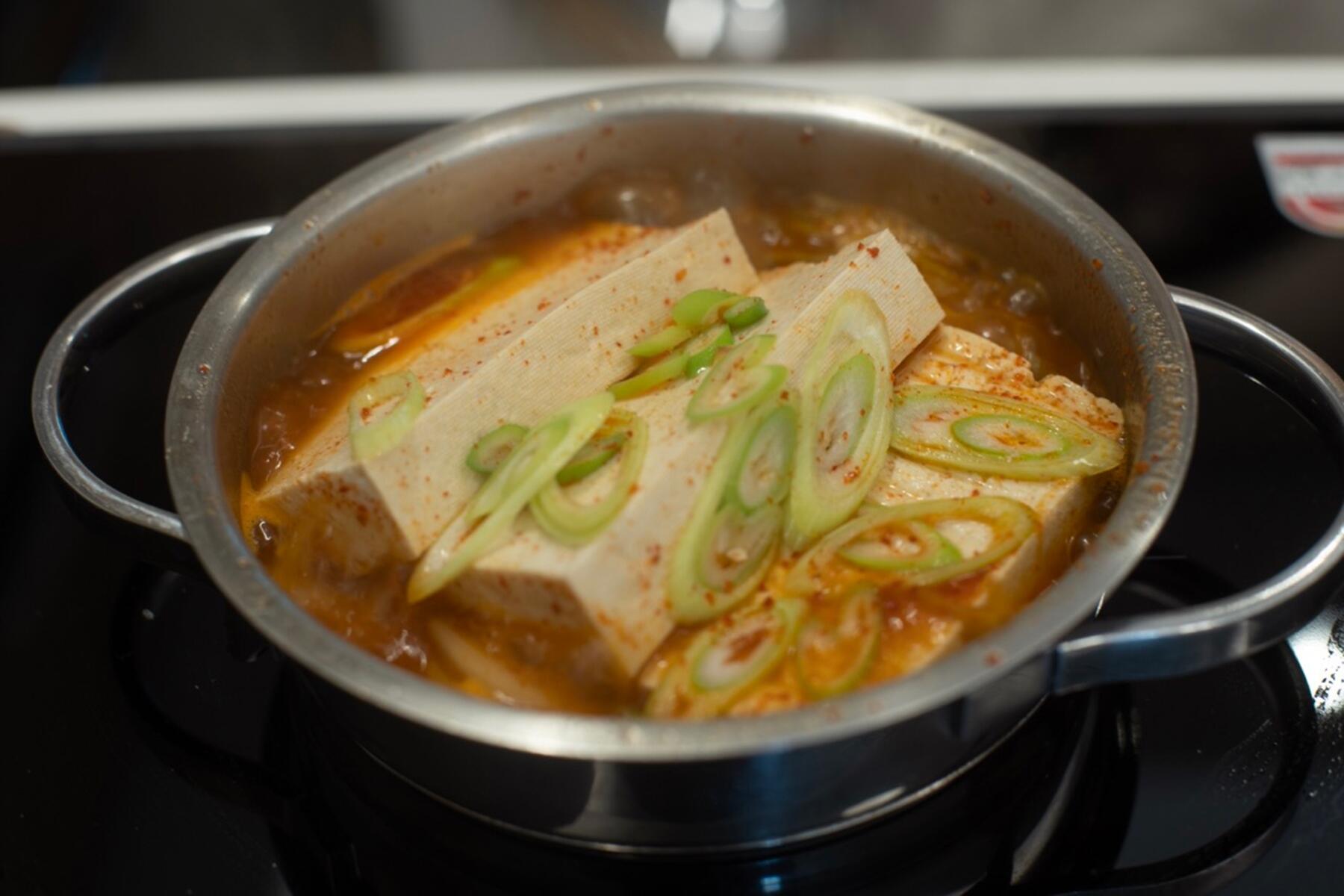 ねぎを入れて、さらに煮込む