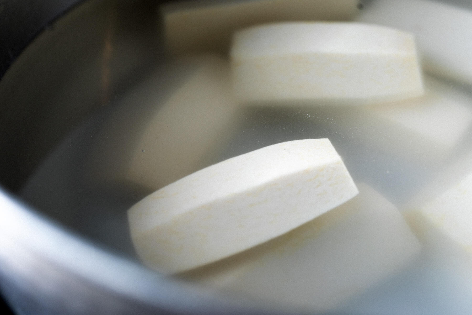 海老芋を下ゆでする