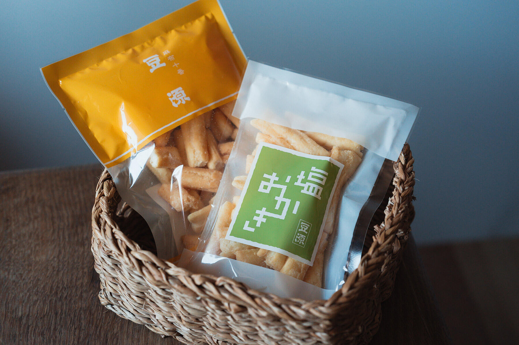 右：「塩おかき」（75g）432円、左：「塩おかき」のこわれを徳用の袋に詰めた「塩久助」（160g）432円