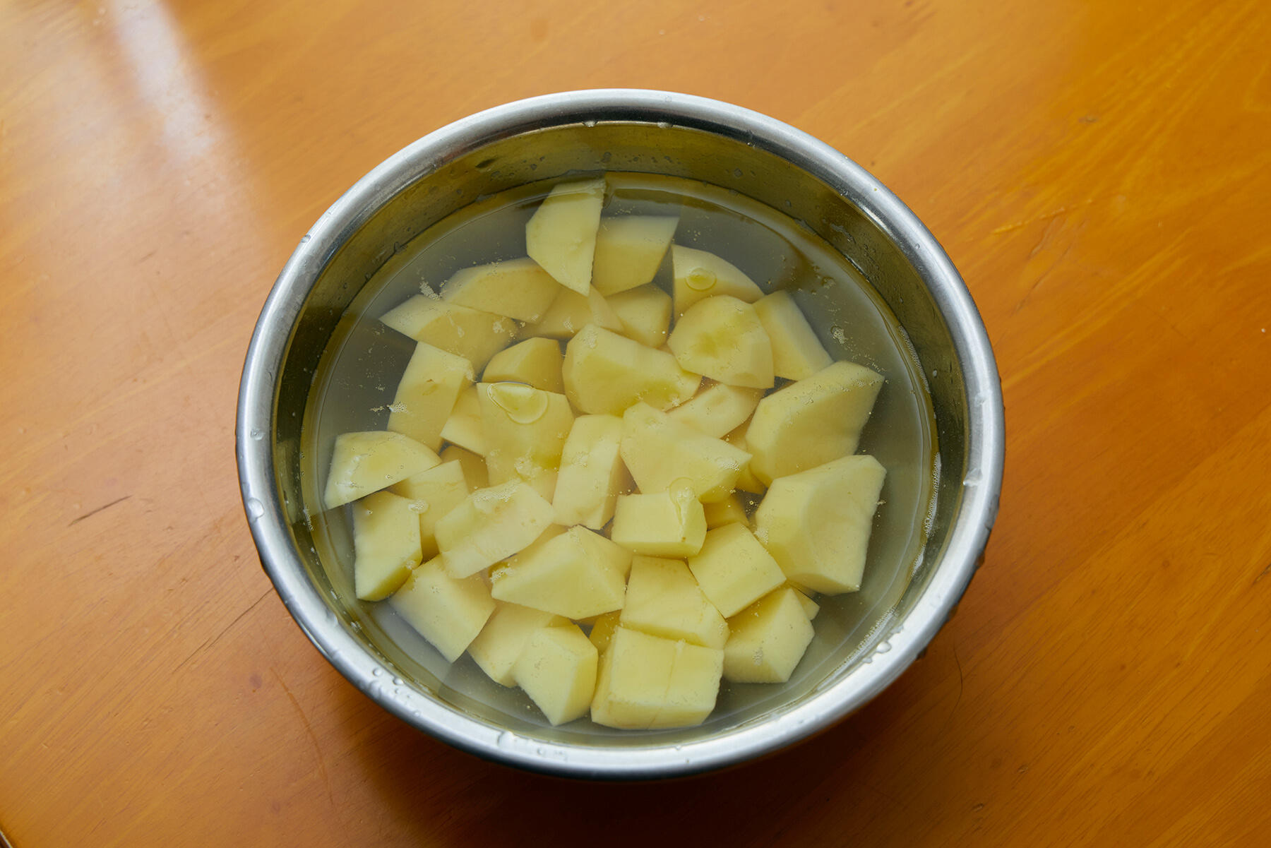 材料を切り、じゃがいもを水にさらす