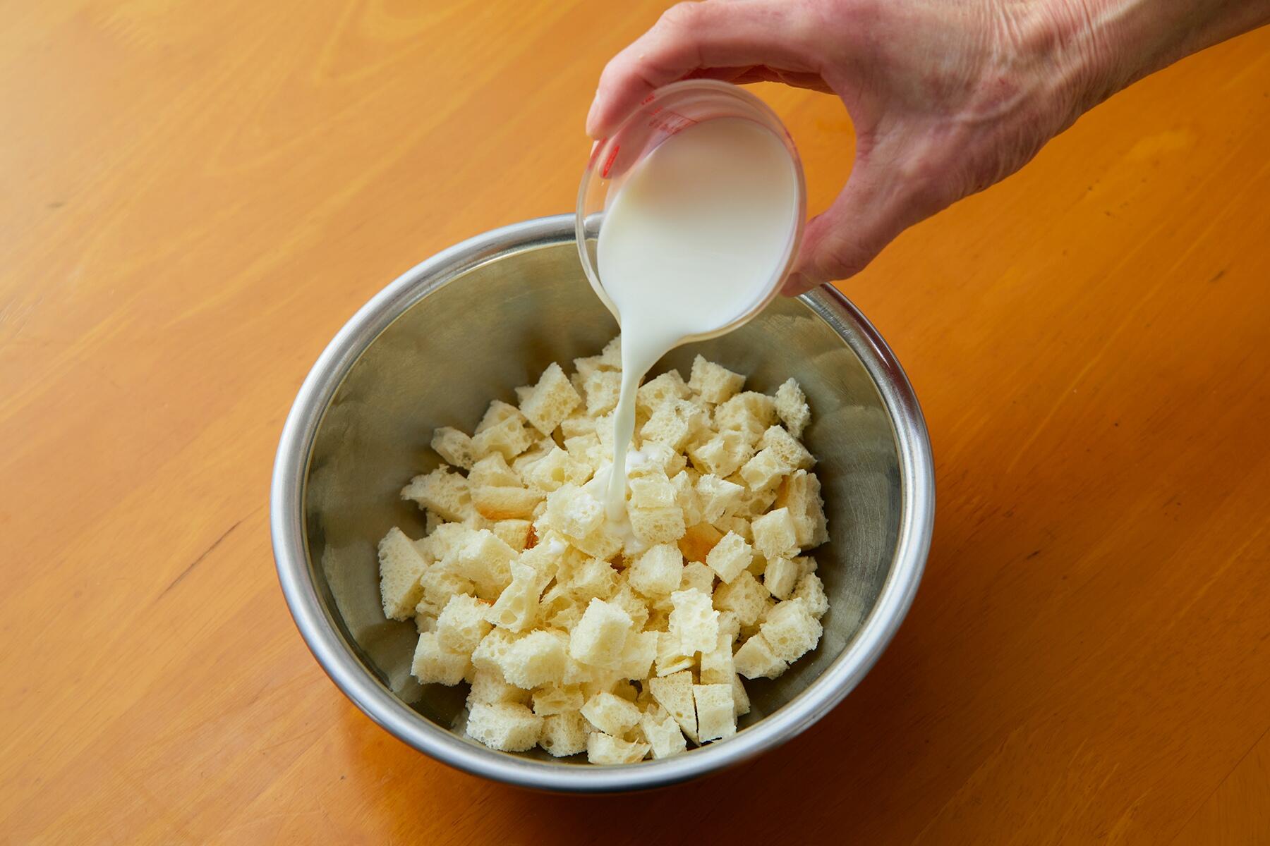 パンを牛乳に浸す