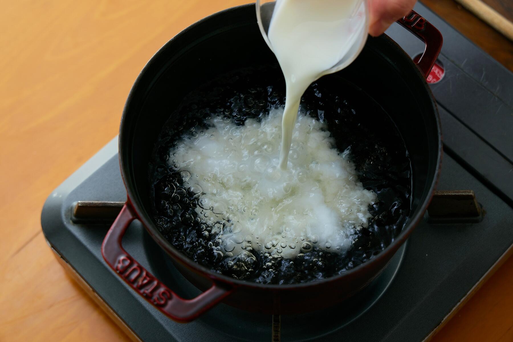 鍋に塩と牛乳を加える