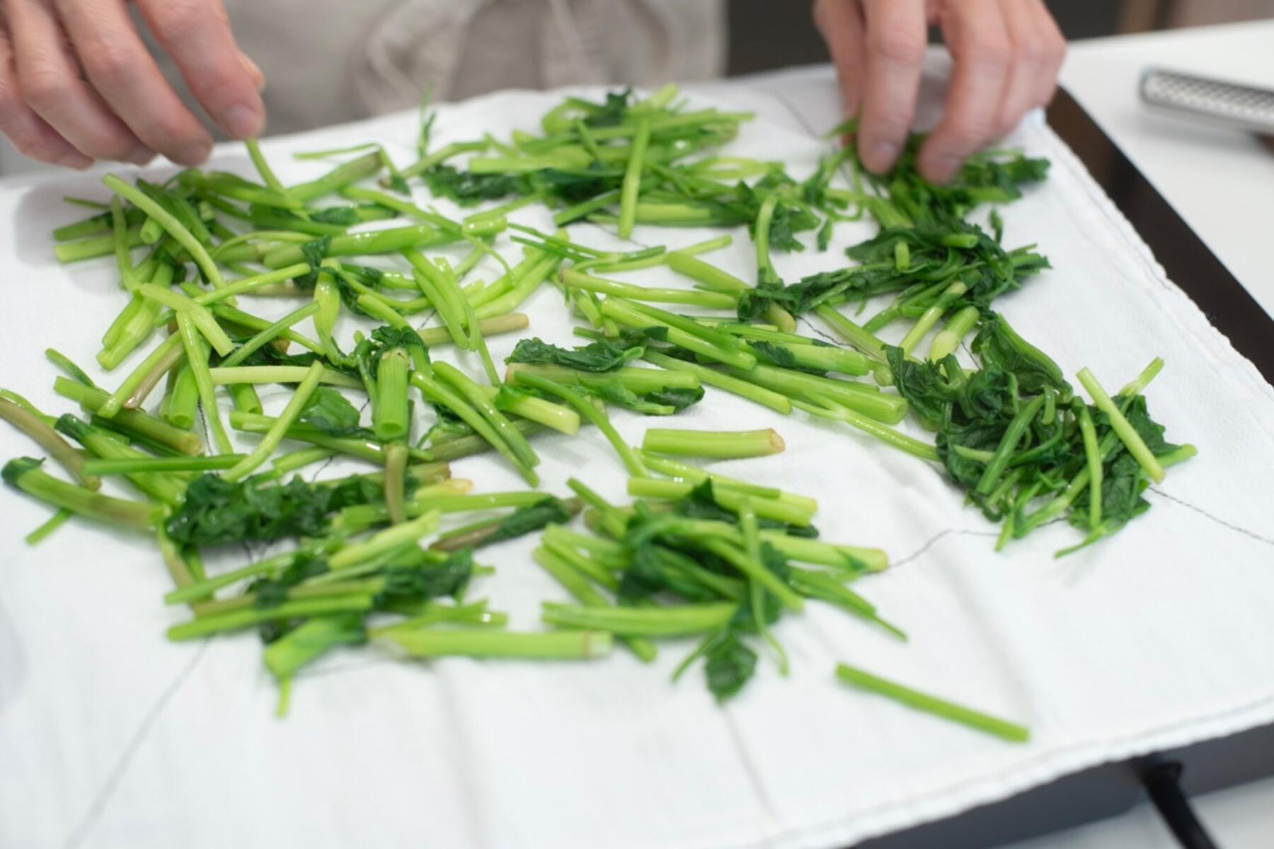 やさしく水気を拭き取る