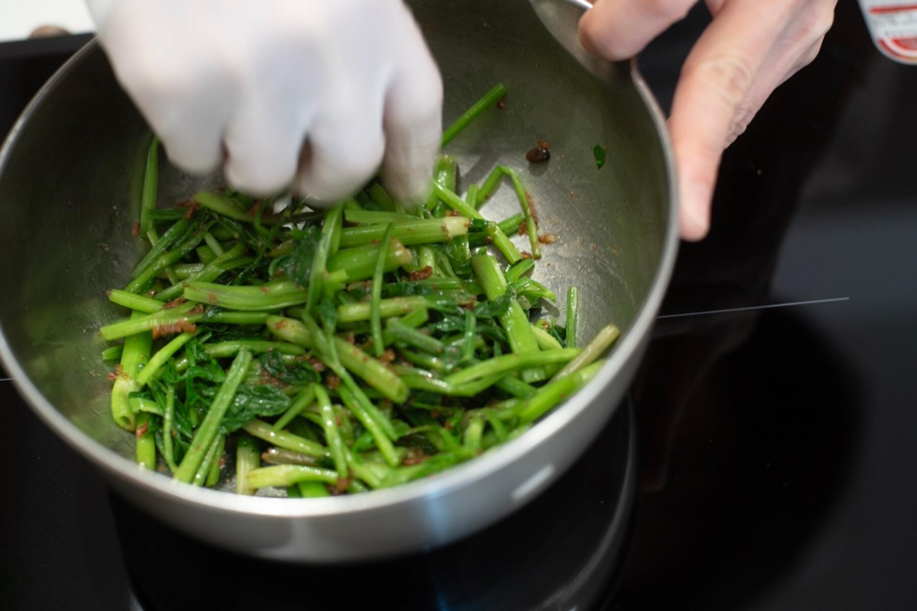 胡麻味噌だれで味付けする