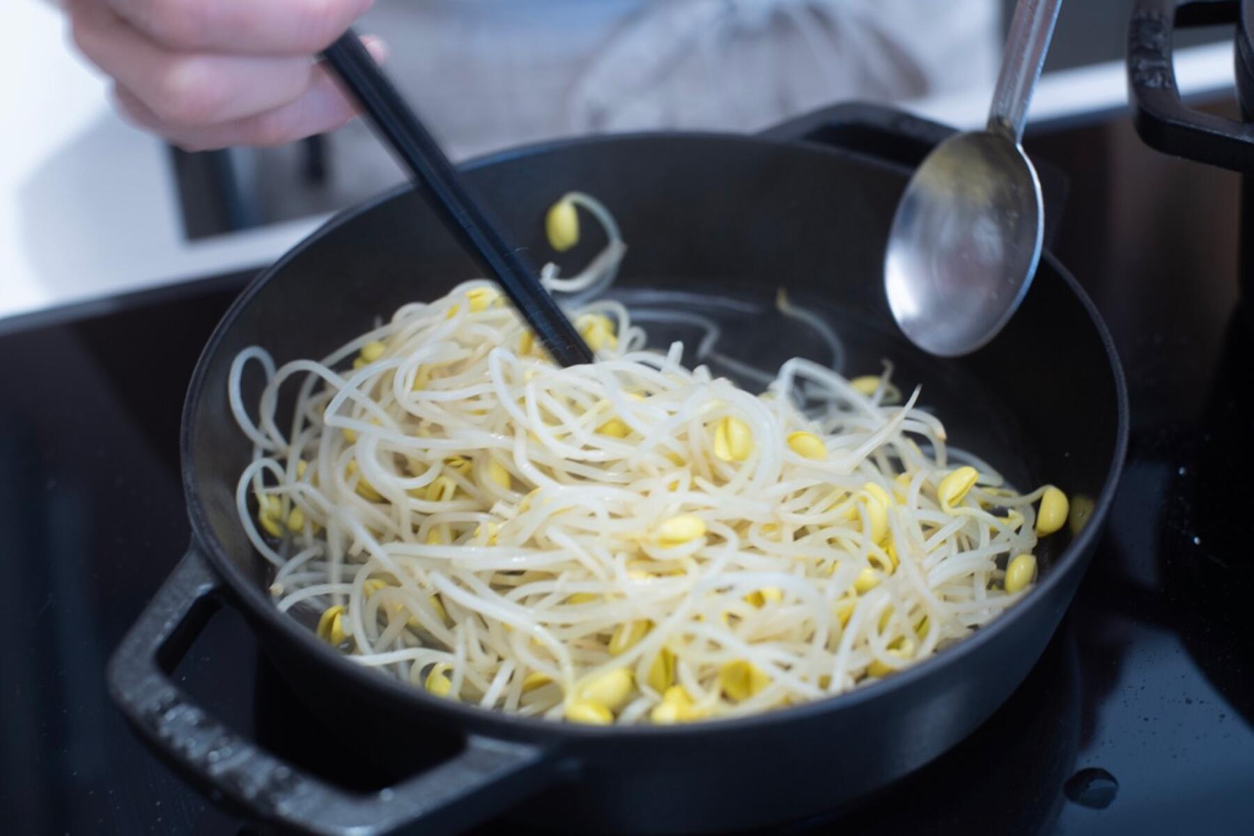 豆もやしを蒸し炒めにする