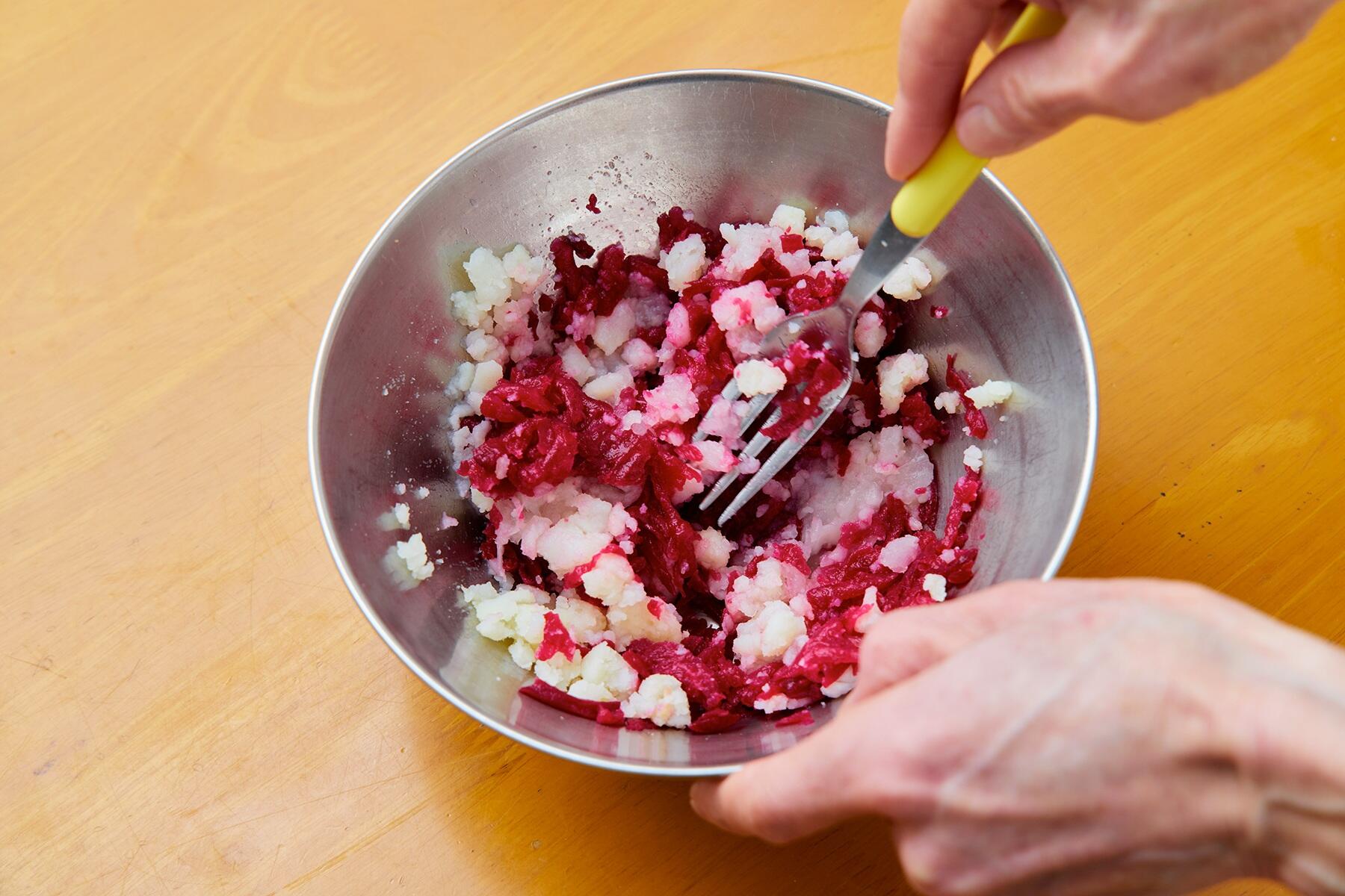 生地にパン粉を加える