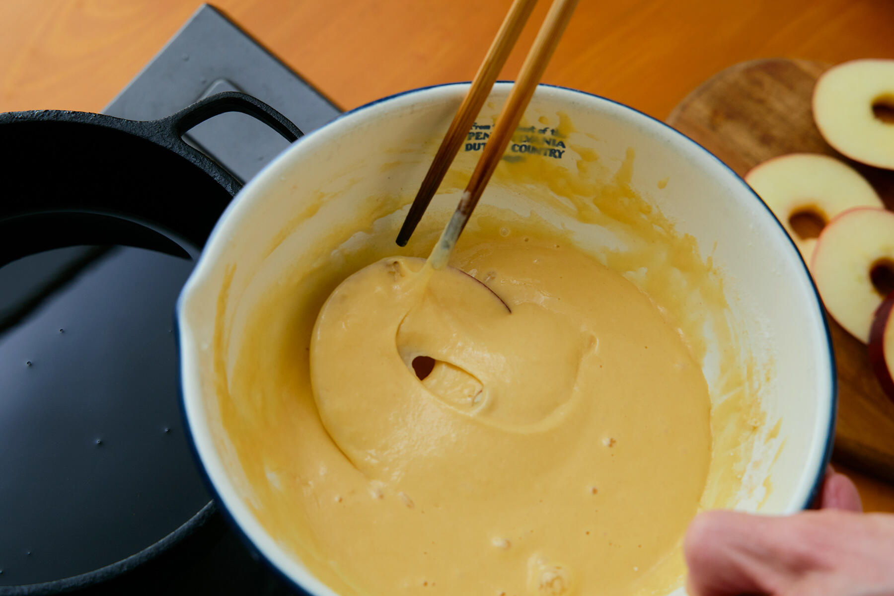 りんごに生地をからめる