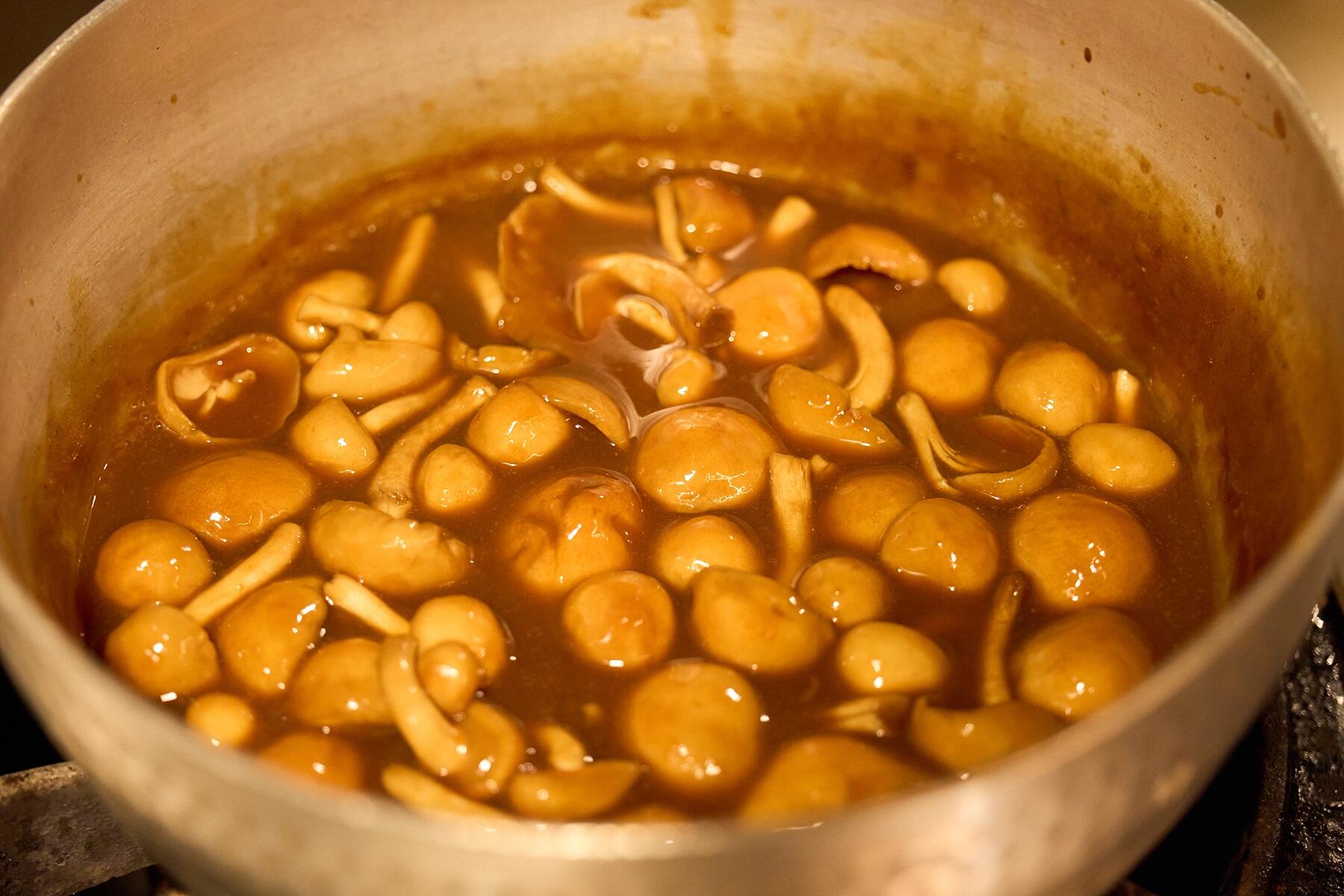 なめこを煮込む