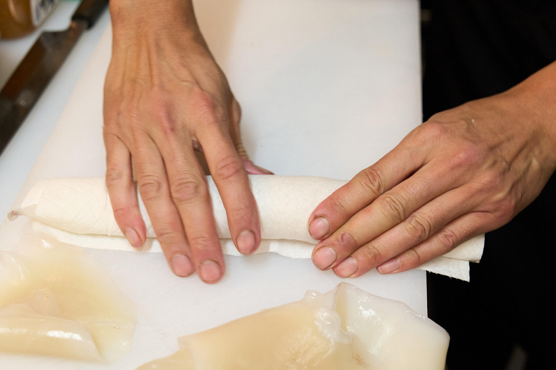 イカの皮を剥ぎ、水分を抜く