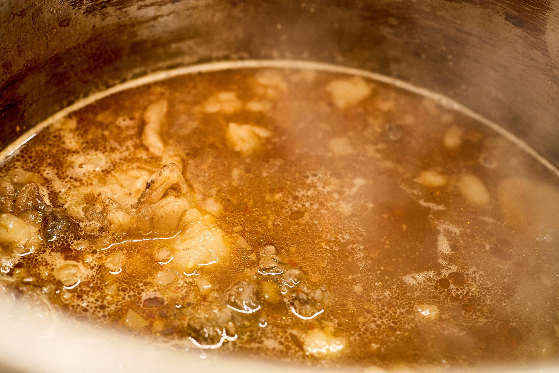味つけをして、根菜を煮込む