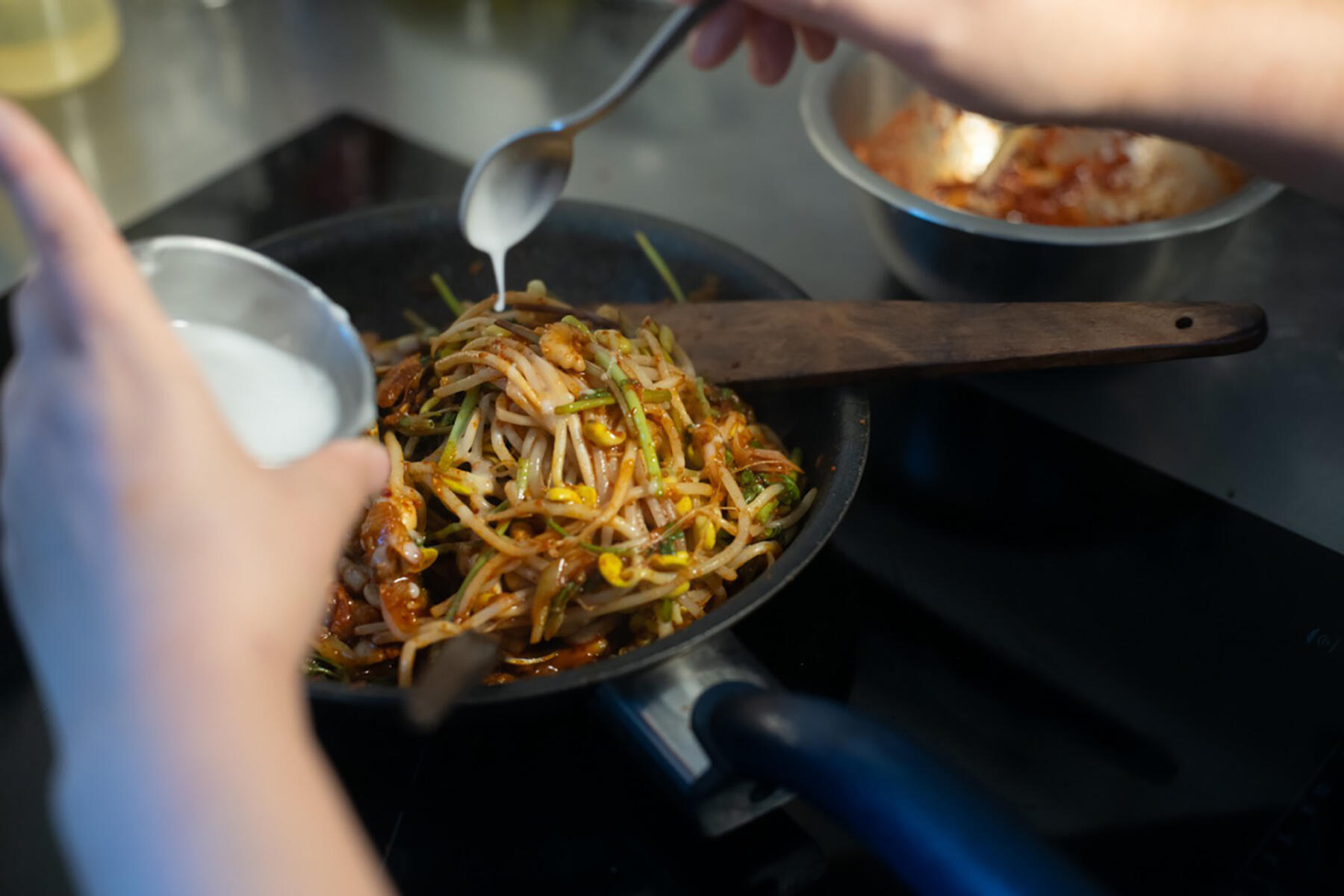 野菜を加えて蒸し煮する