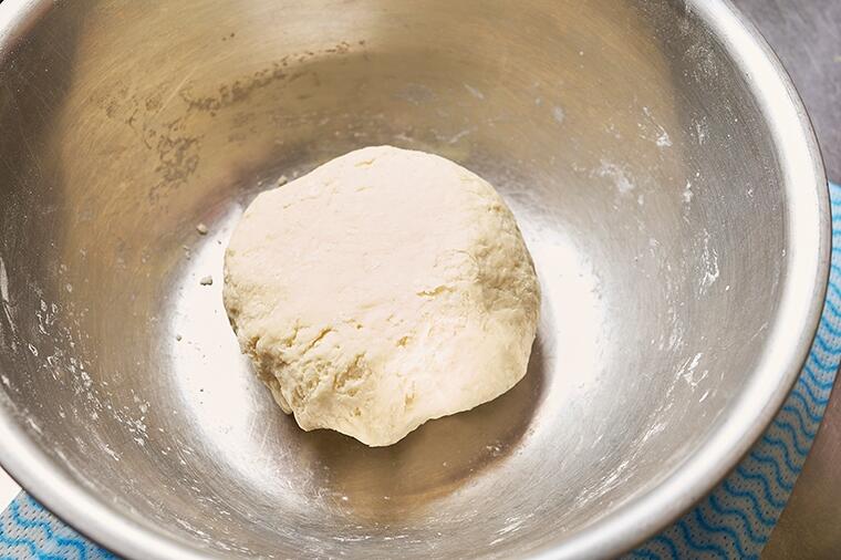 【生地をこねる】