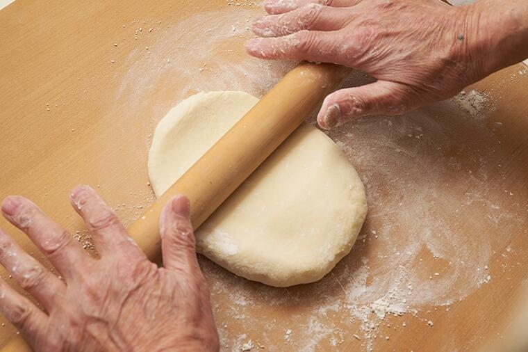 【生地をのばす】