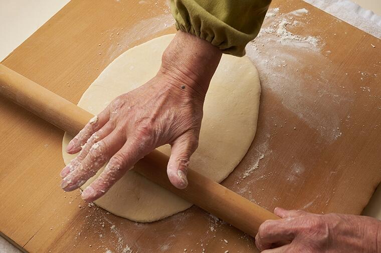 【生地をのばす】