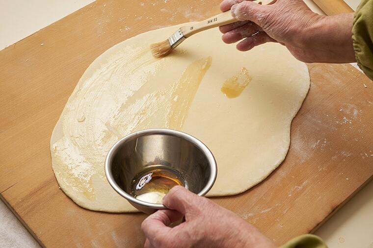 【生地をのばす】