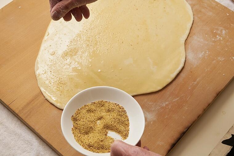 【生地をのばす】