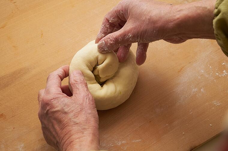 【生地をのばす】