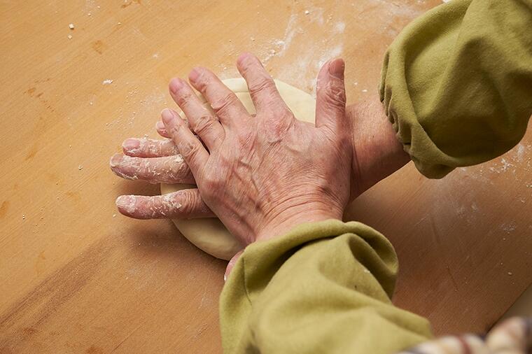 【生地をのばす】