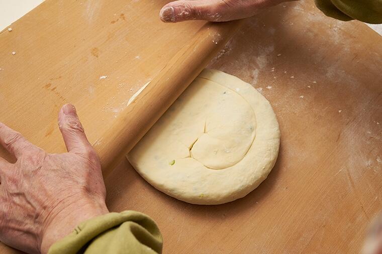 【生地をのばす】