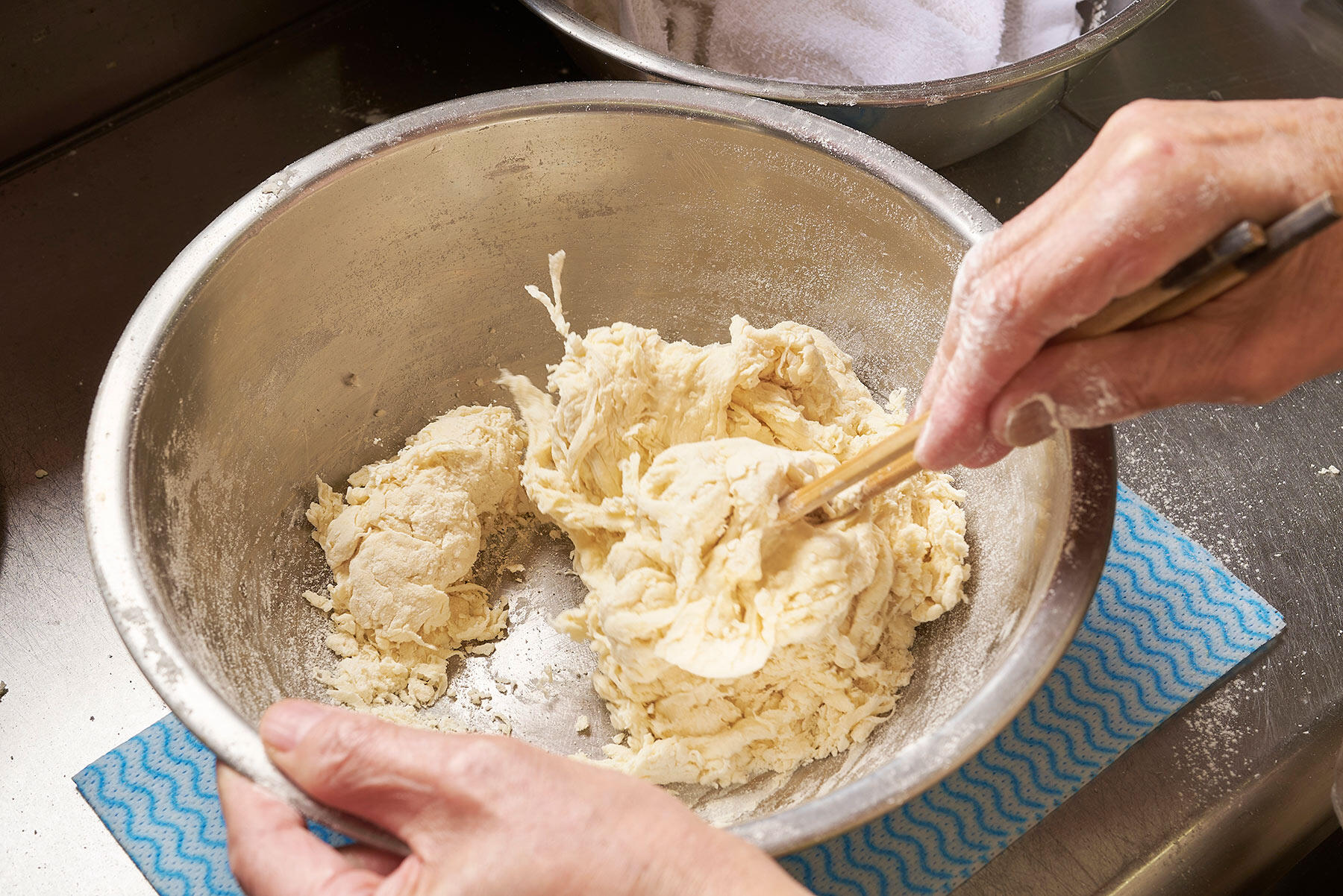 菜箸でボウルの底に粉が見えなくなるまで混ぜる