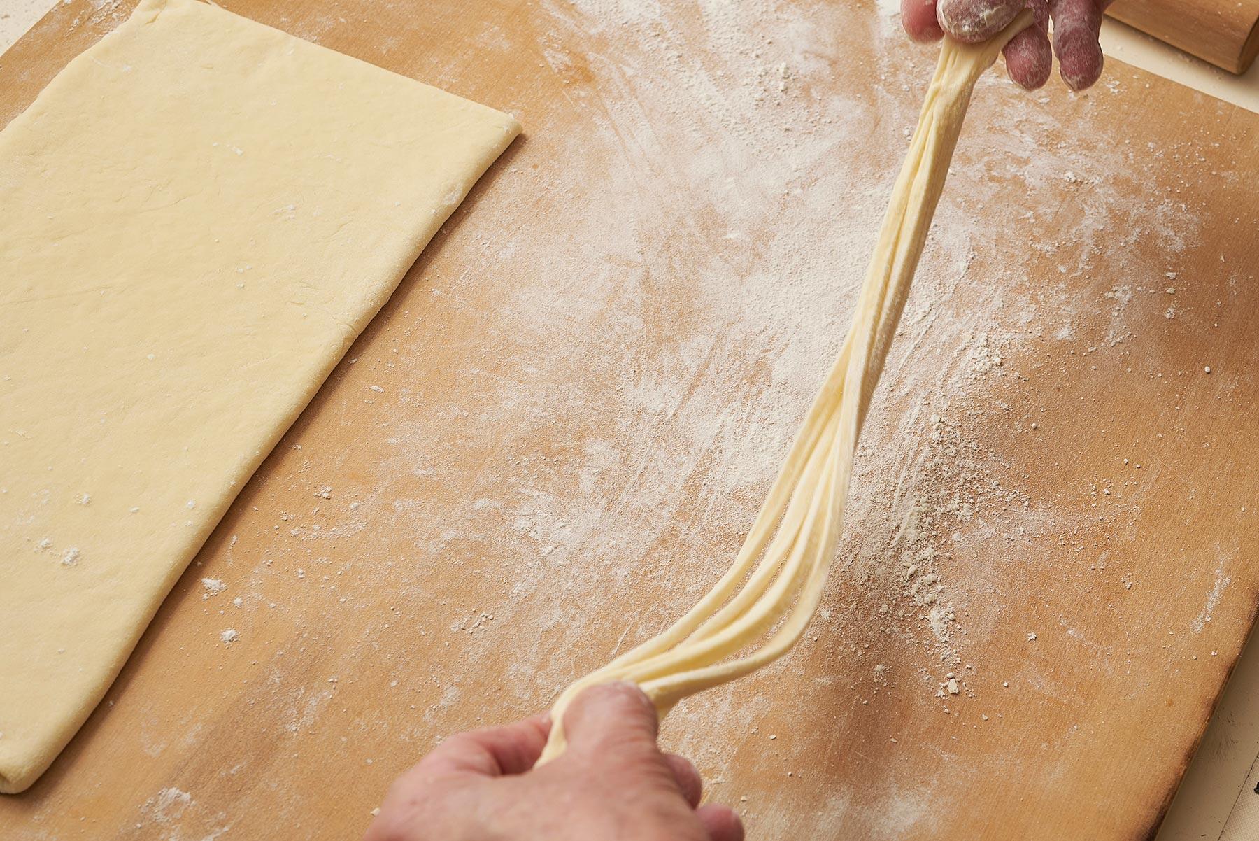 生地を3倍ぐらいの長さにまでのばす