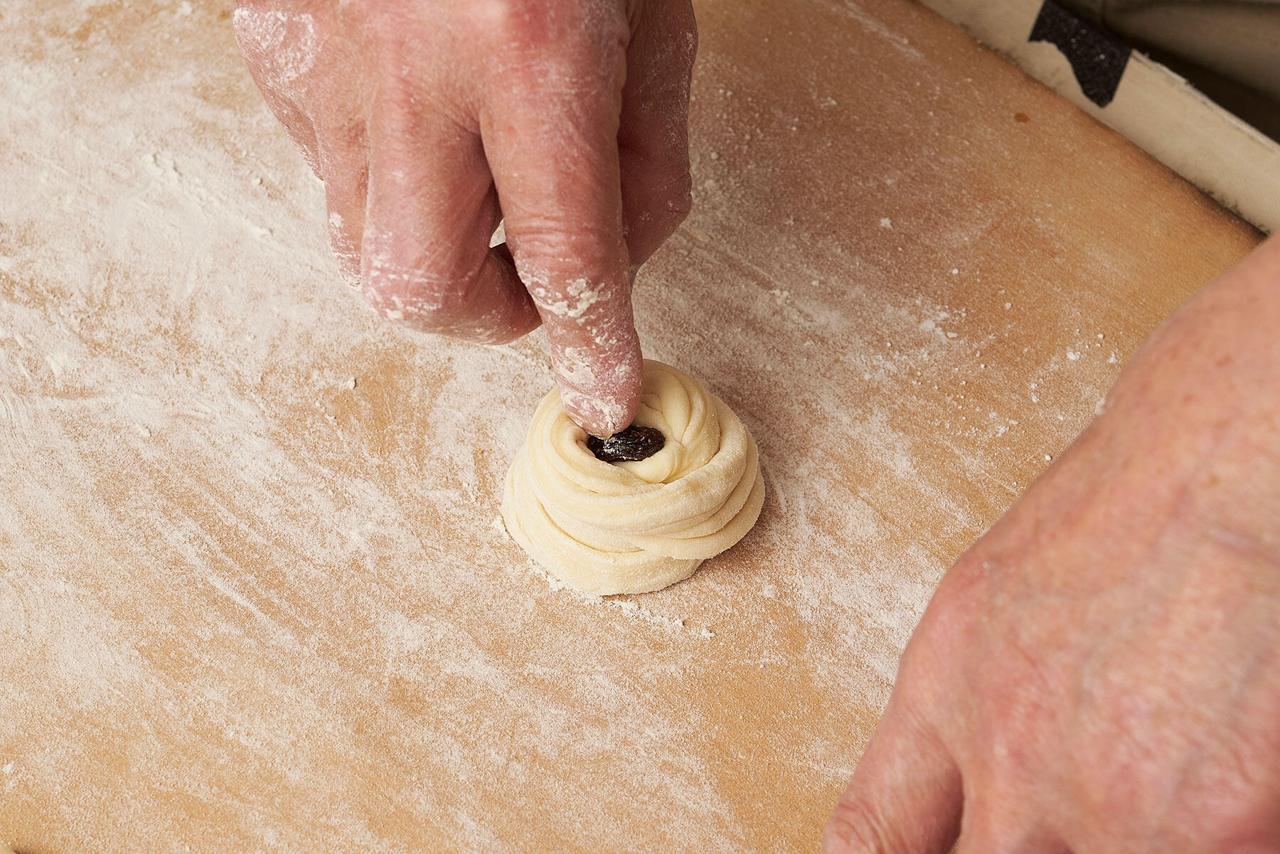 【生地をのばす】