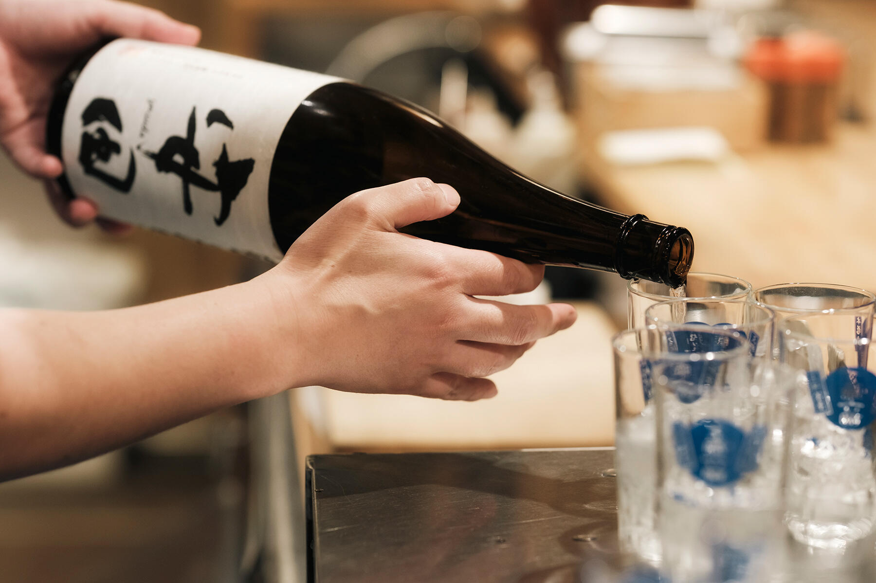 倶楽部メンバーに「安田」のソーダ割りが配られた