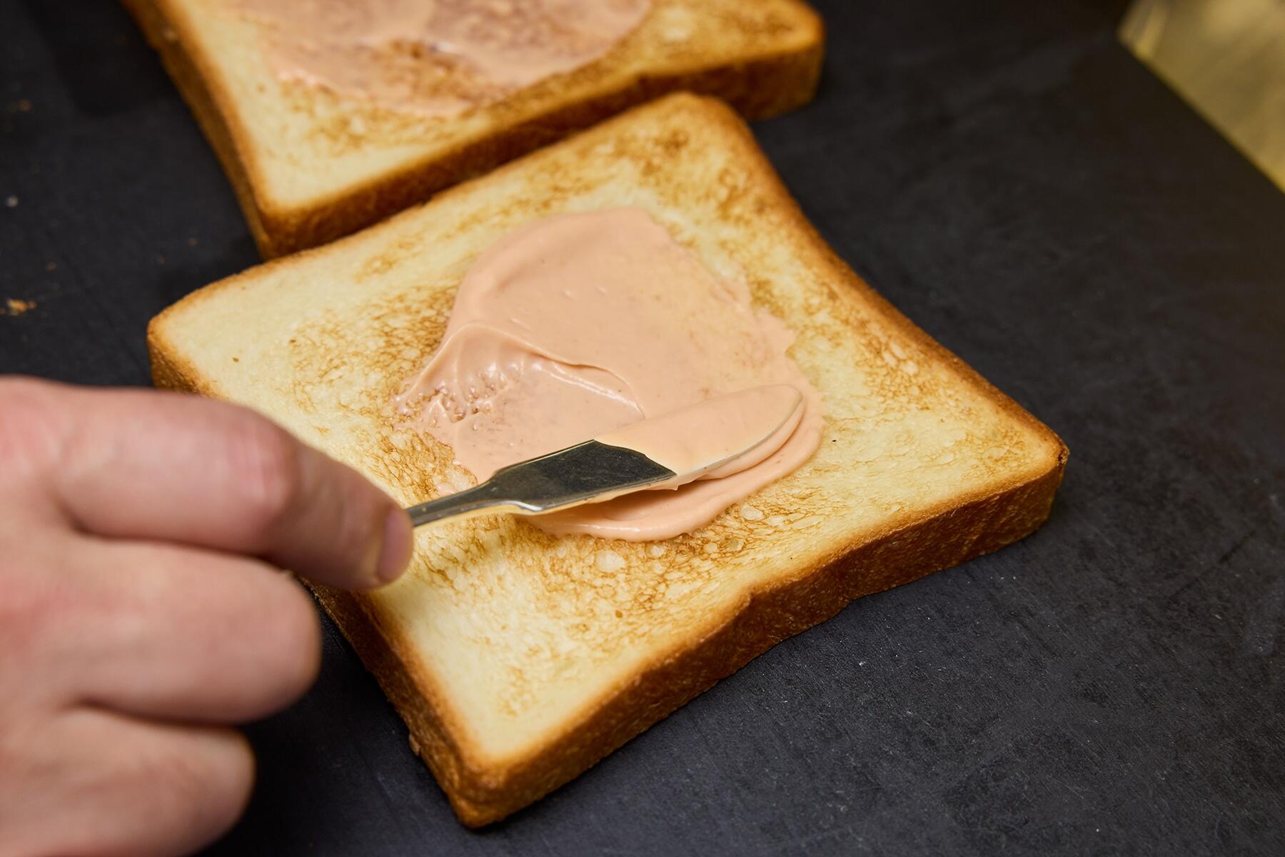トーストした食パンにソースを塗る