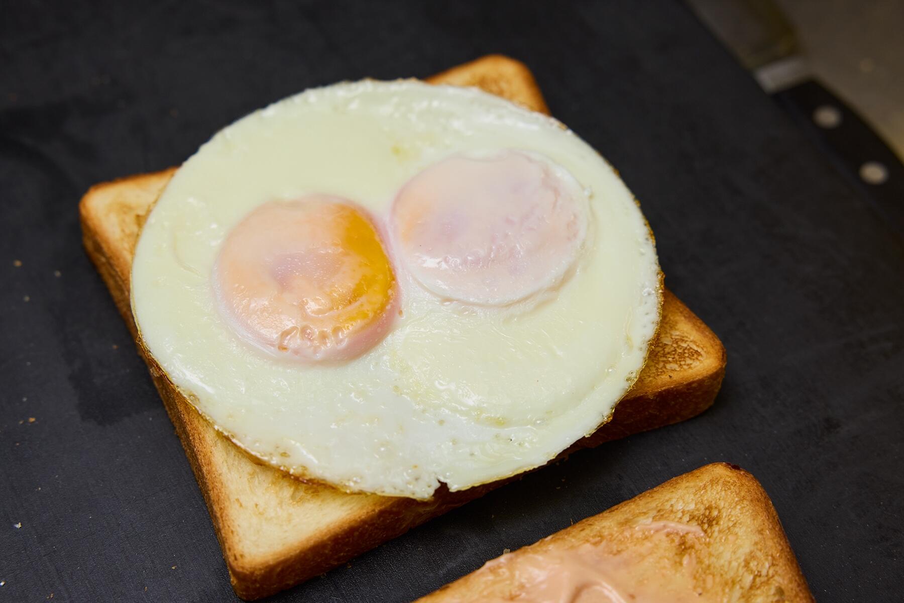 目玉焼きをのせる
