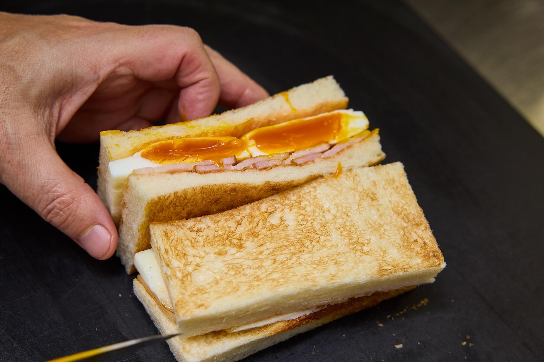 パンをカットする