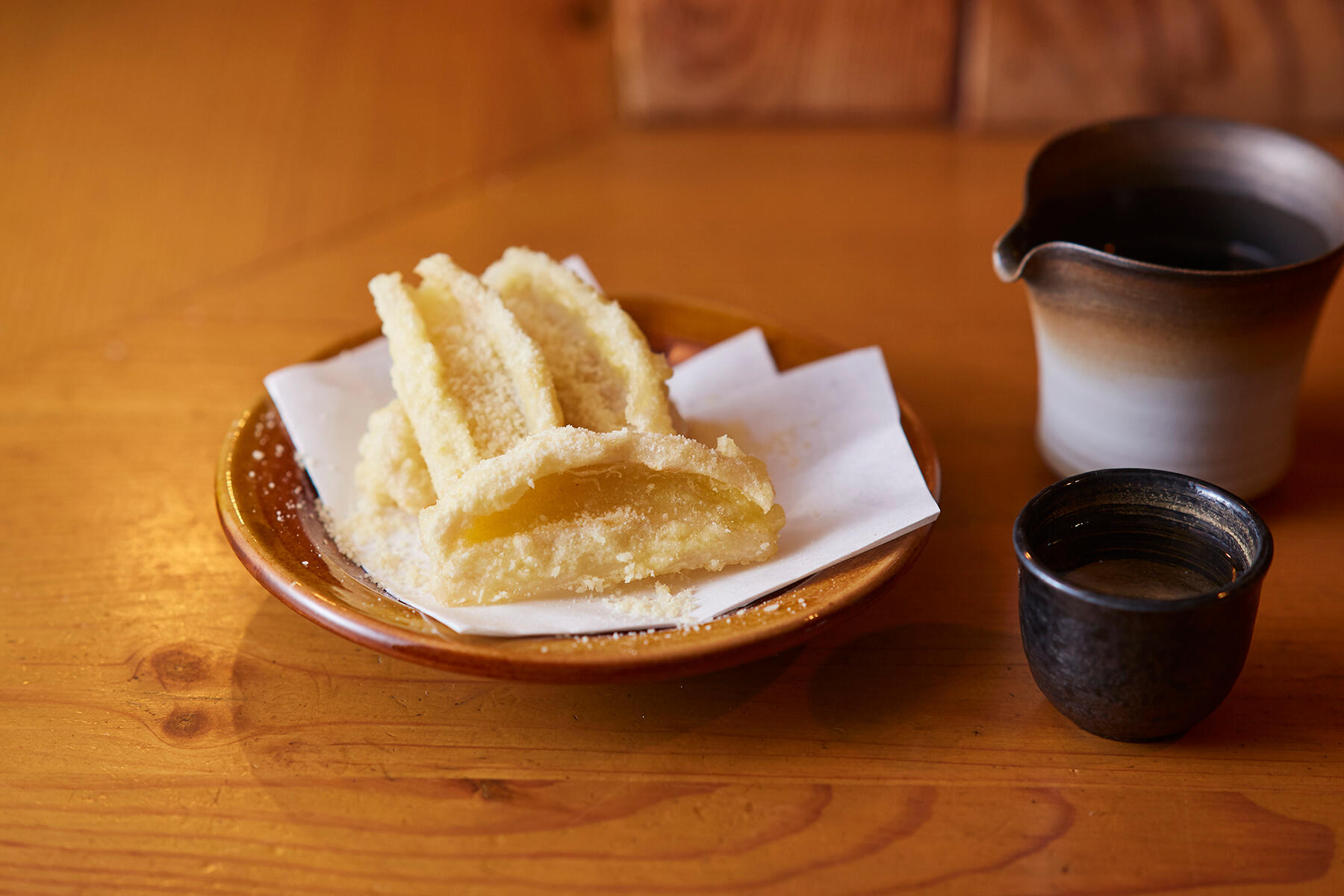 シャキシャキ食感がたまらない！“揚げ蓮根のパルメザンチーズがけ”