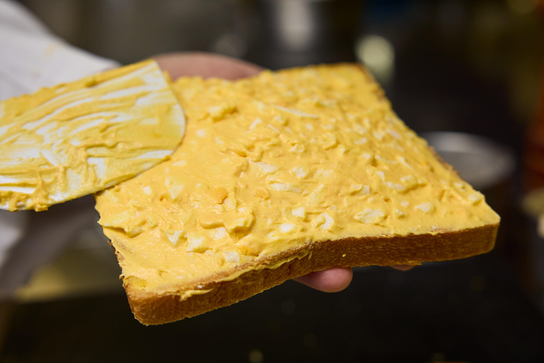 たまごサラダを塗る