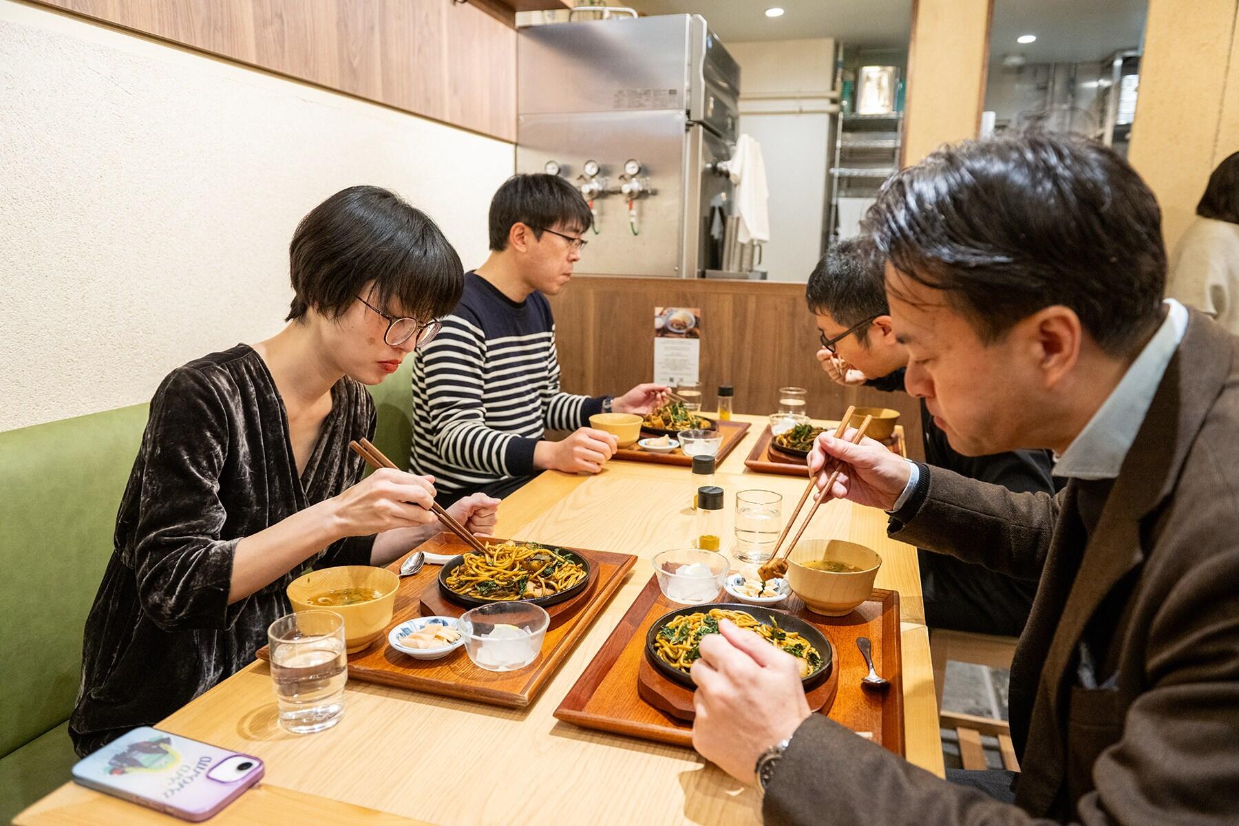 食いしん坊倶楽部のメンバーが実食