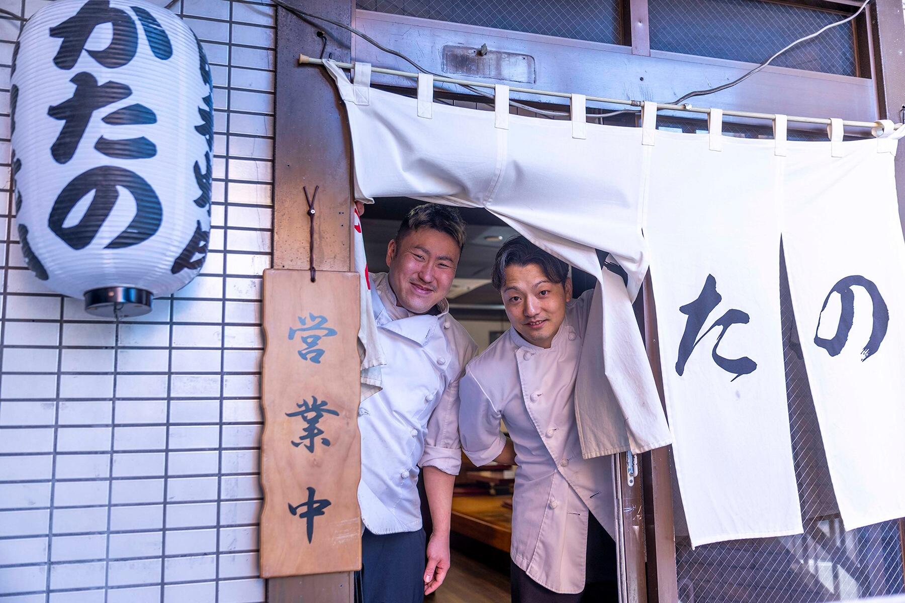 片野さん（右）と、店長の八木尤一さん（左）