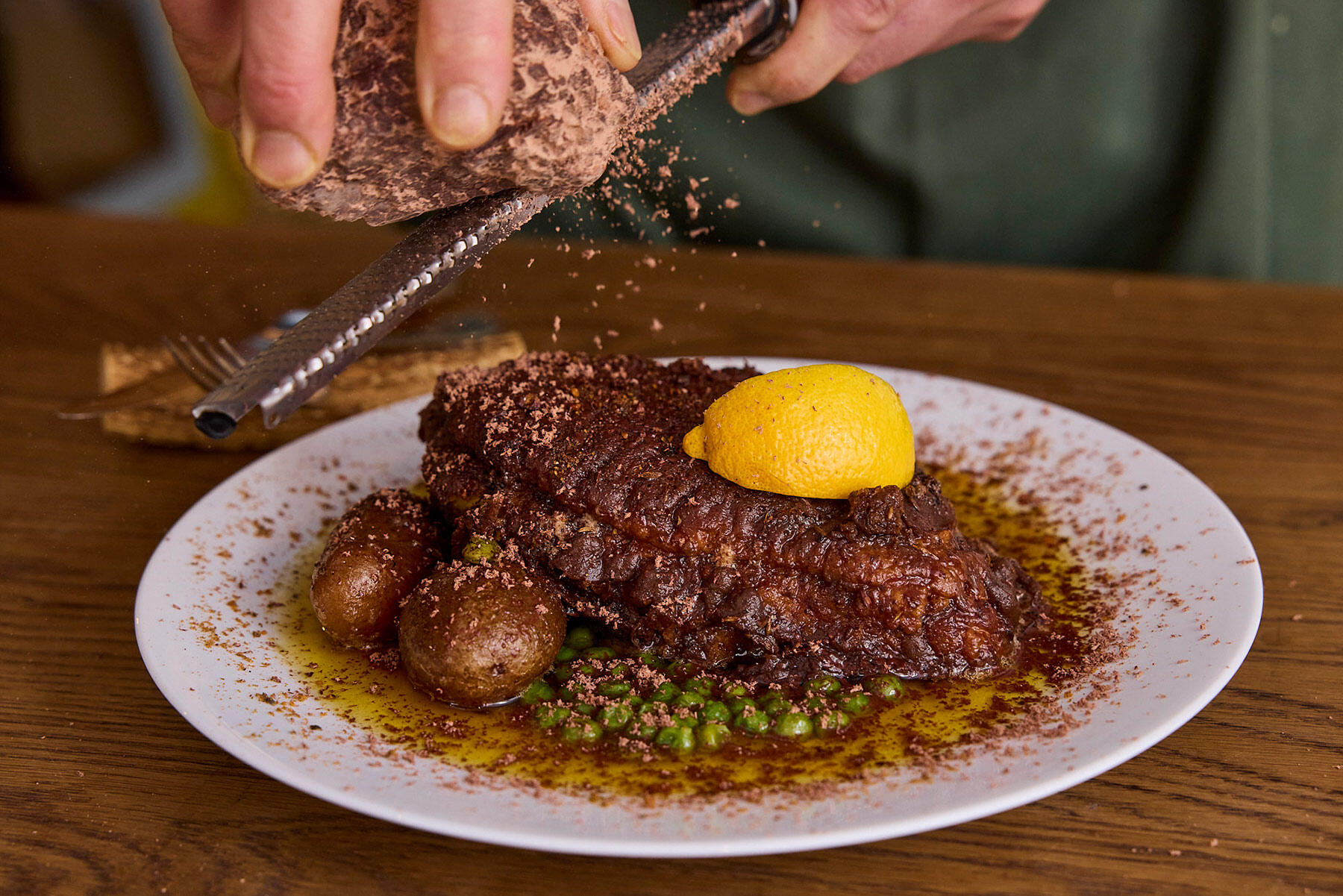 仕上げに削り立てのアマゾンカカオをたっぷりと