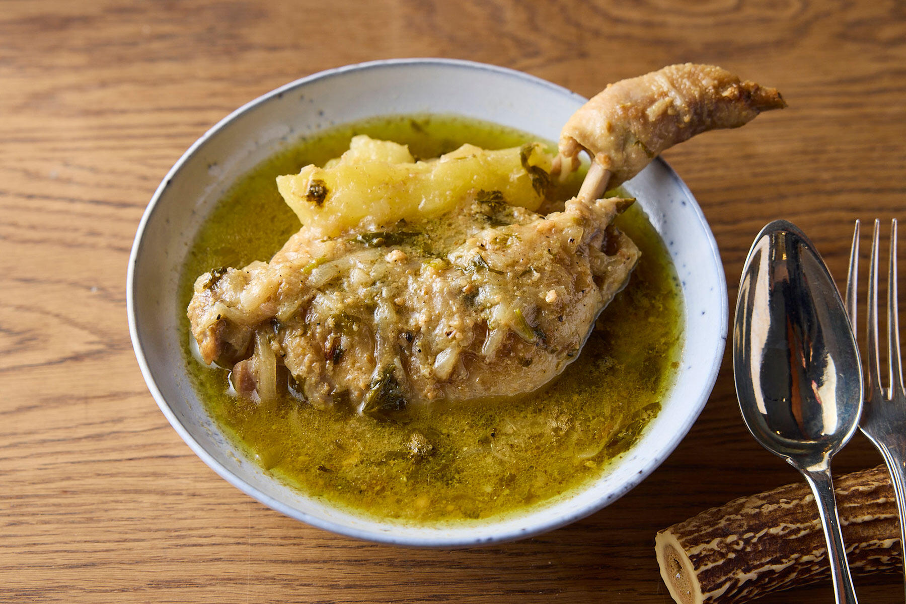 骨つきもも肉がデンと鎮座するスープ