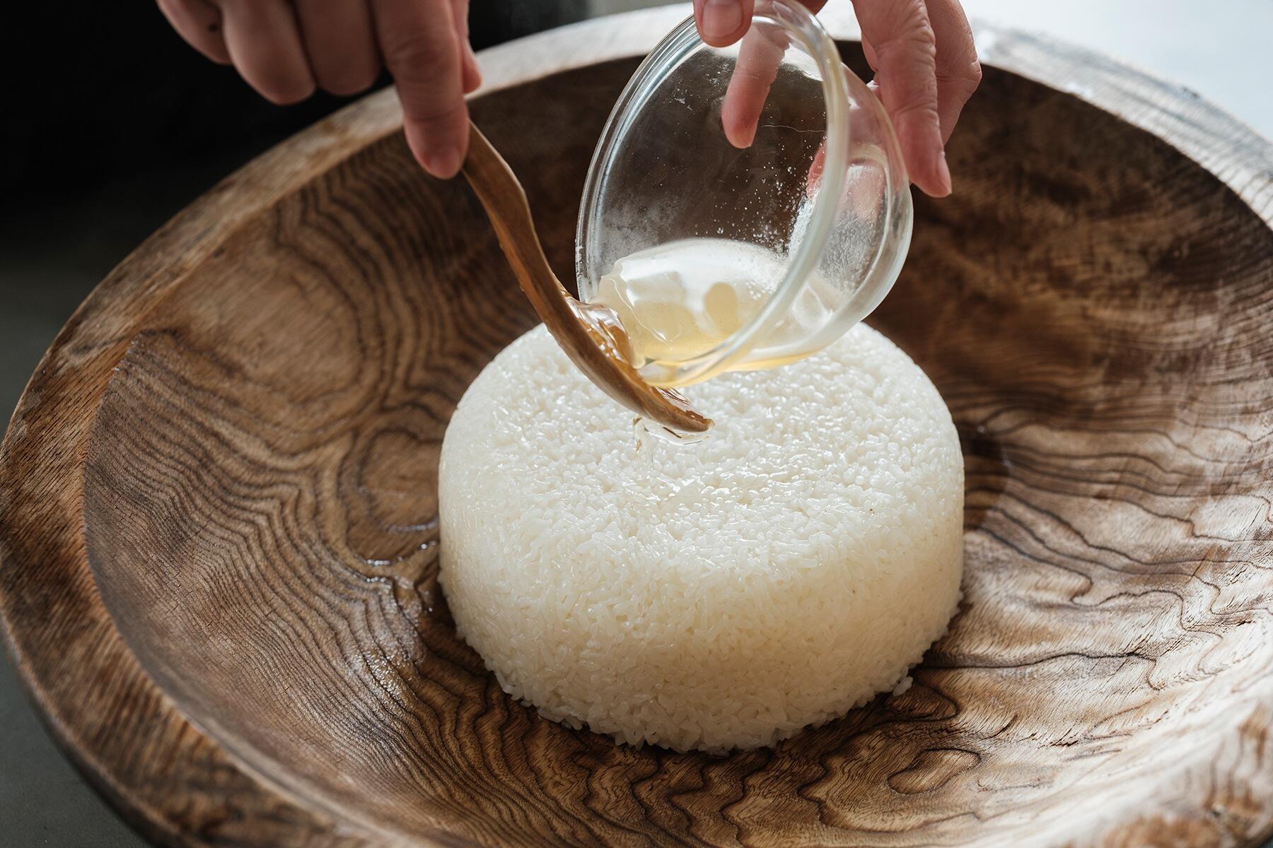 ご飯と酢を混ぜる