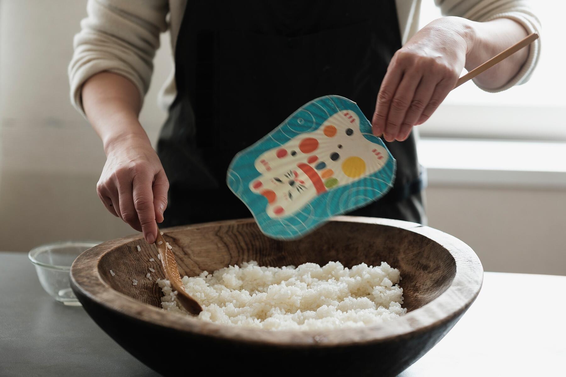 ご飯と酢を混ぜる