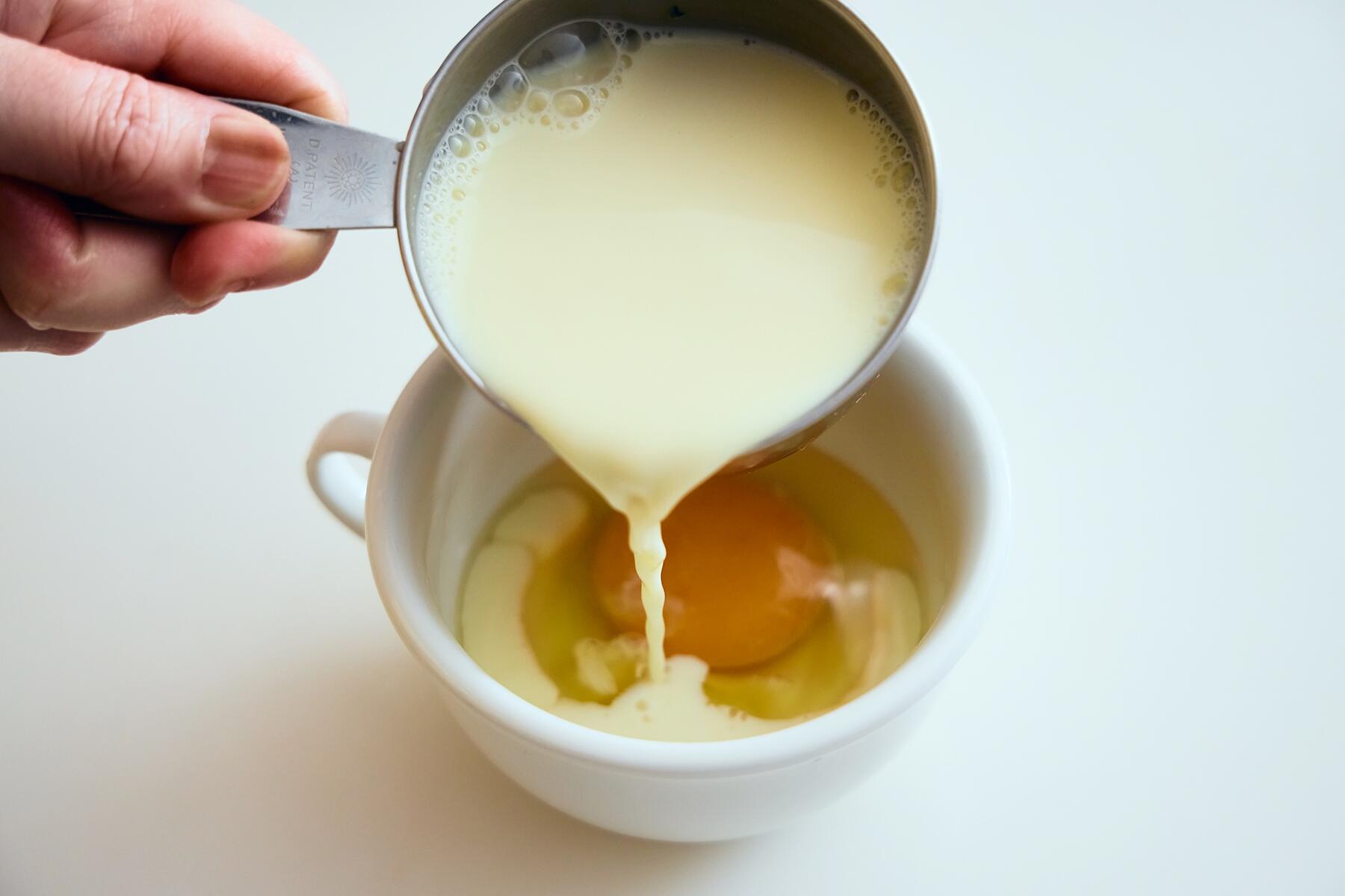 カップに卵と豆乳を入れる