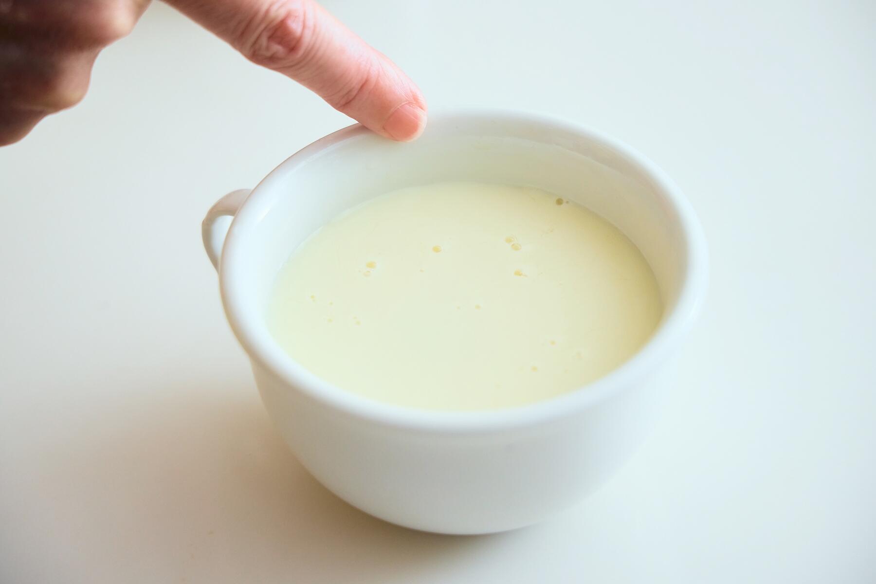 カップに卵と豆乳を入れる