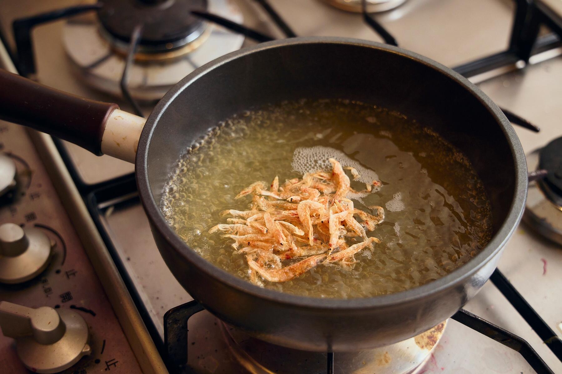 鍋にだしと桜海老をいれる