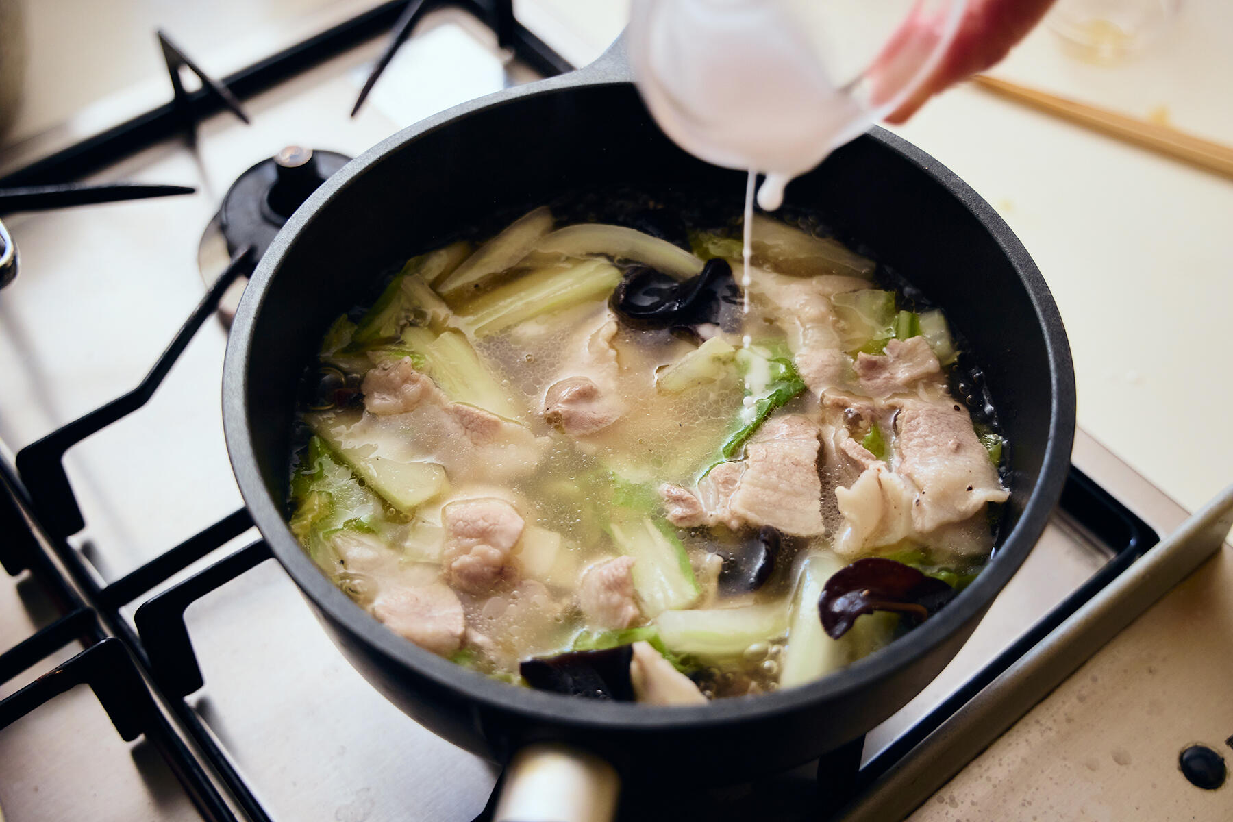 味を調え、とろみをつける