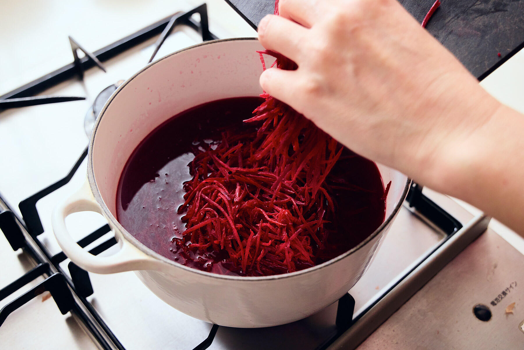 ビーツとディルを鍋に加える